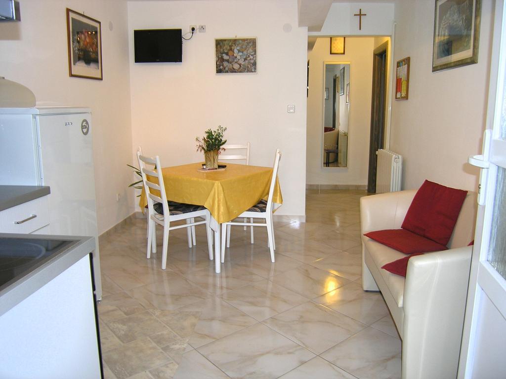 Apartment Martina Krk Town Buitenkant foto